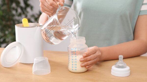 mamá preparando fórmula en mamila