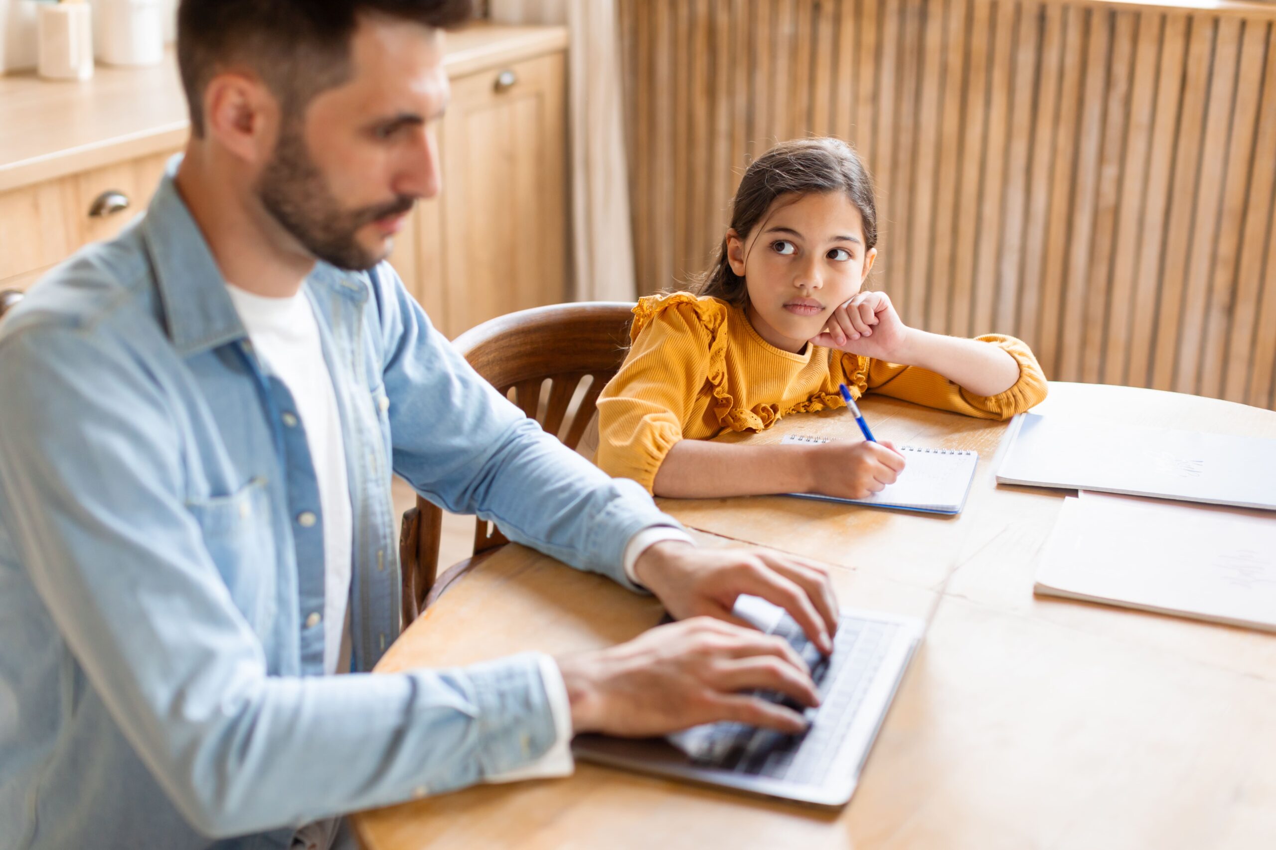 padre con una mala salud mental en el trabajo no convive con su hija.