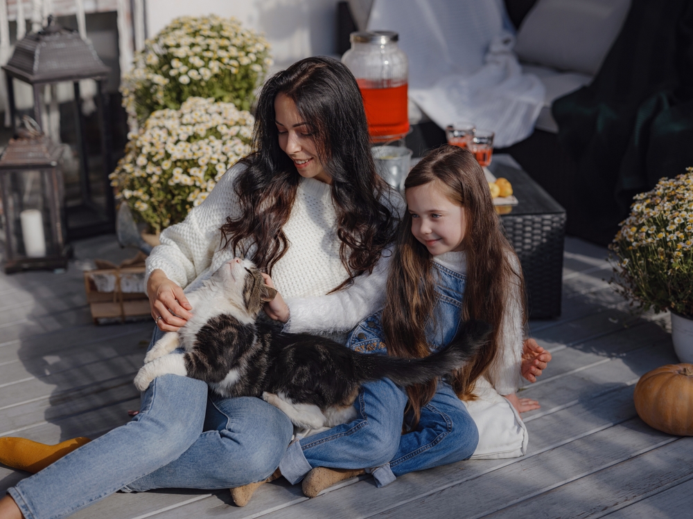 familia cuida a su gato en el dia mundial del gato.